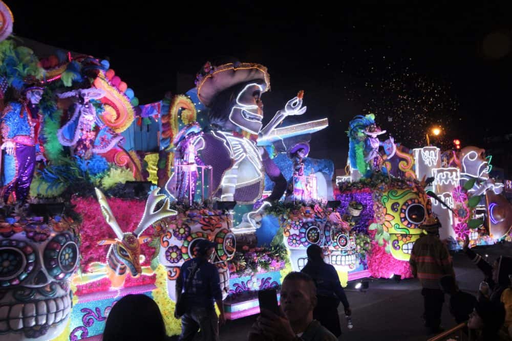 The floats march down Avenida 2 during the Festival de la Luz parade