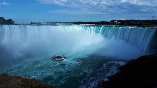 Watch: Niagara Falls shines with colors of Costa Rica flag