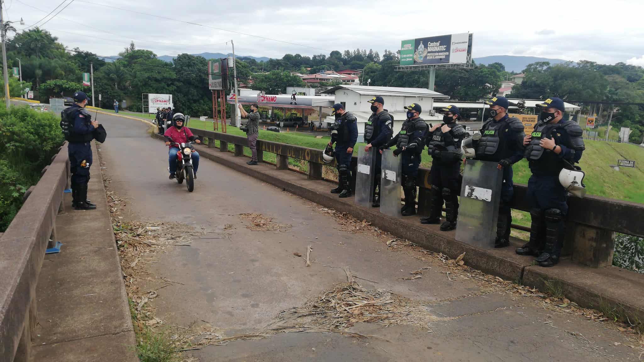 Police monitor a bridge in Grecia, Alajuela, Costa Rica on October 7, 2020.