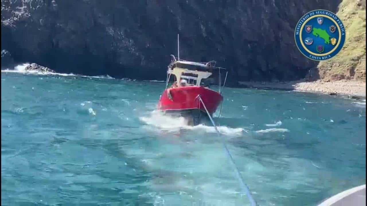 The Coast Guard towed the “100% Positive” to shore after it suffered engine failure near San José Island in Guanacaste.