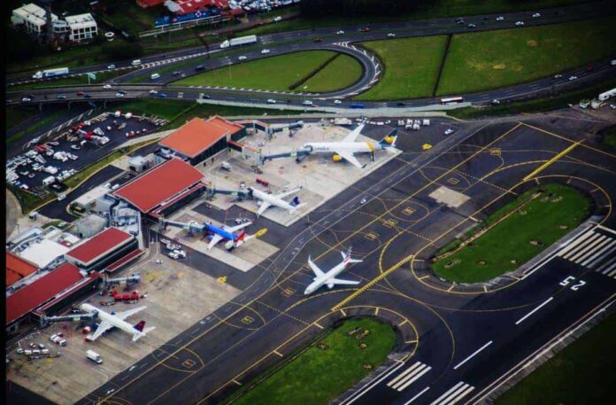 El aeropuerto más grande de Costa Rica, Juan Santamaría International cerca de San José.