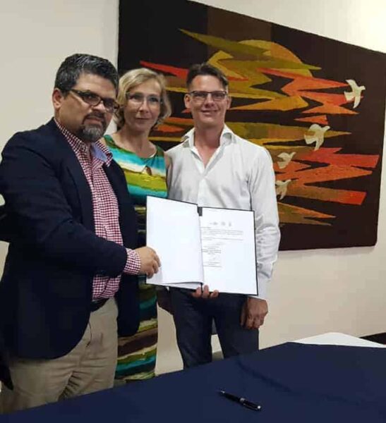 Dean Paquette, right, and wife Anne Michele, the founders of Bello Horizonte, at the signing of an agreement with ASCADA, the Costa Rican Alzheimer’s association.