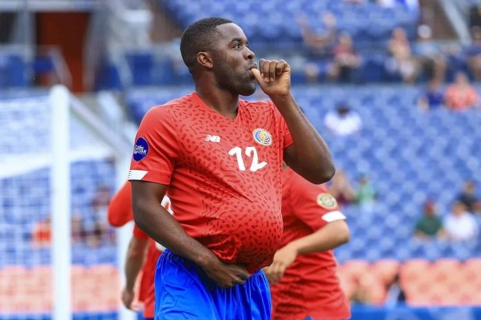 Joel Campbell celebra un gol contra Honduras en la Liga de Naciones CONCACAF 2021.