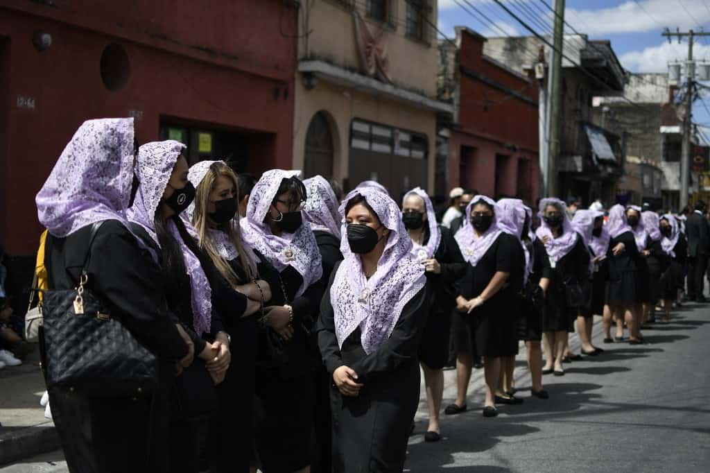 Católicos guatemaltecos retoman procesiones suspendidas por pandemia: