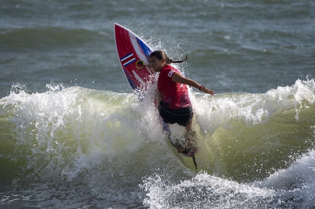 La surfista costarricense Brisa Hennessy recupera el primer puesto del ranking WSL: