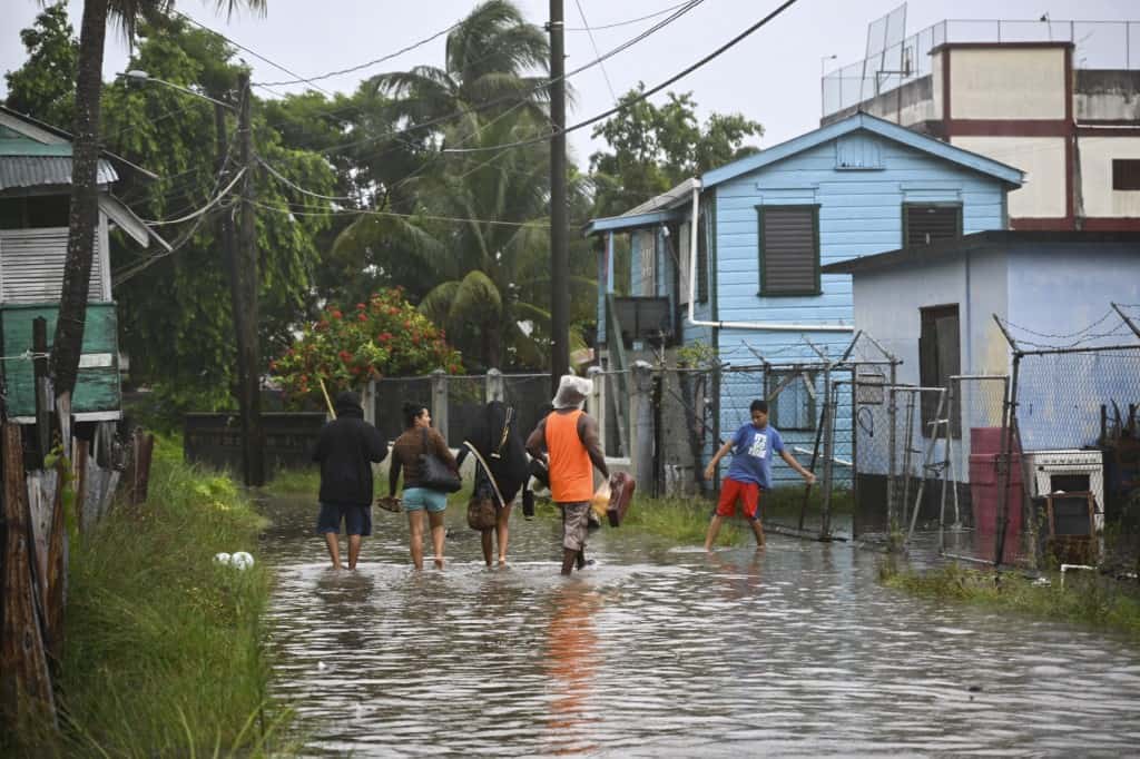 Tropical Storm Lisa Heads Towards Mexico :