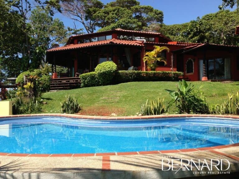 Oceanfront Elegance: A Luxurious Villa in Dominical Beach