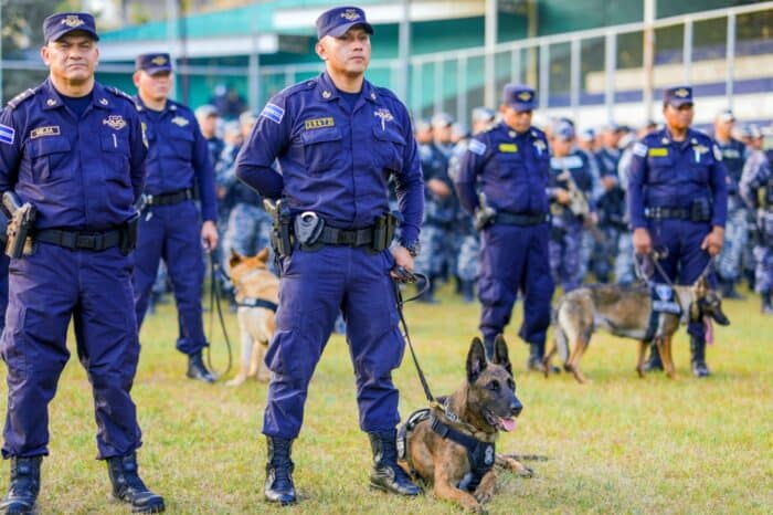 El Salvador Gang Cleaning