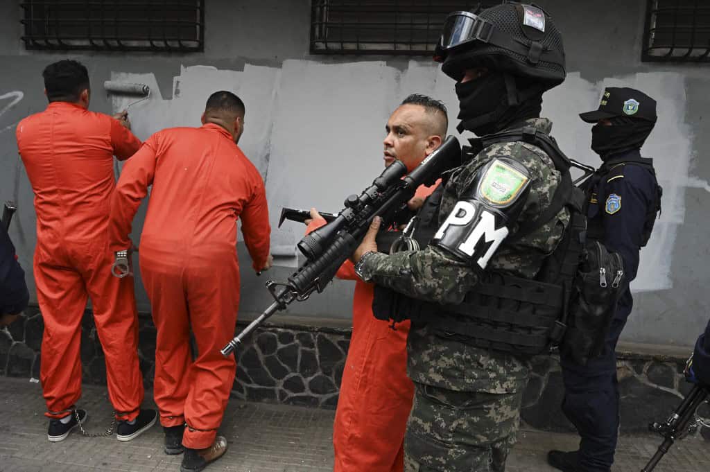 Honduras Uses Imprisoned Gang Members to Erase Graffiti