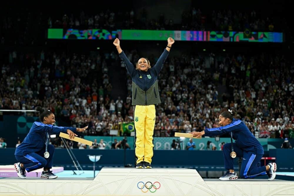 Estados Unidos' Simone Biles (plata), Brasil's Rebeca Andrade (oro) y Estados Unidos' Jordan Chiles (bronce) 