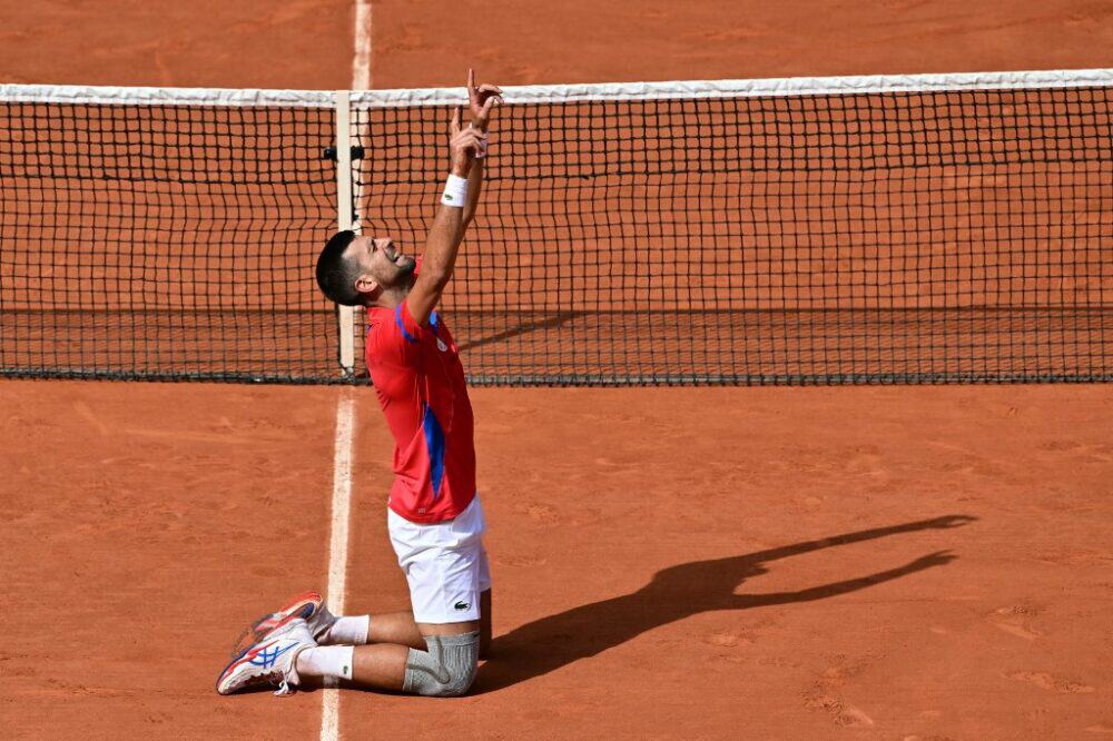 El serbio Novak Djokovic reacciona venciendo al español Carlos Alcara