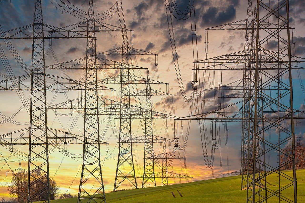 Electricity wires stretching across a Costa Rican landscape, symbolizing ICE's efforts to secure power for the dry season