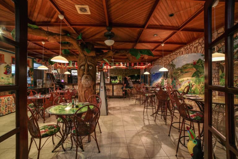 Restaurant administrator needed for Costa Rica hotel-bar