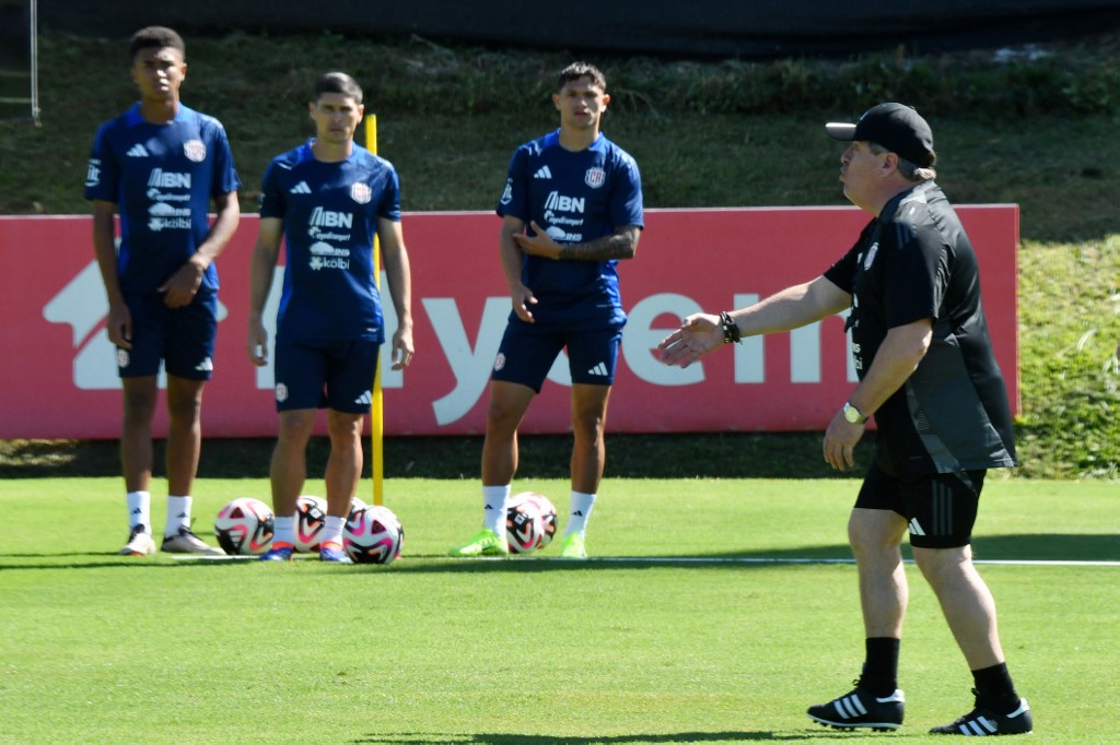 Mexican coach Miguel Herrera (R) gives instructions to Costa Rica Players