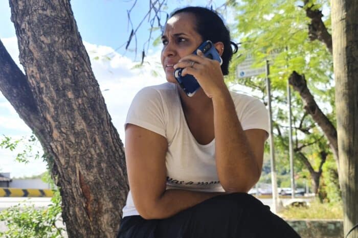 Nicaraguan migrant on a cell phone
