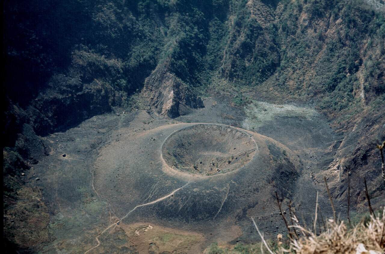 A wide photo of the El Boquerón crater in El Salvador