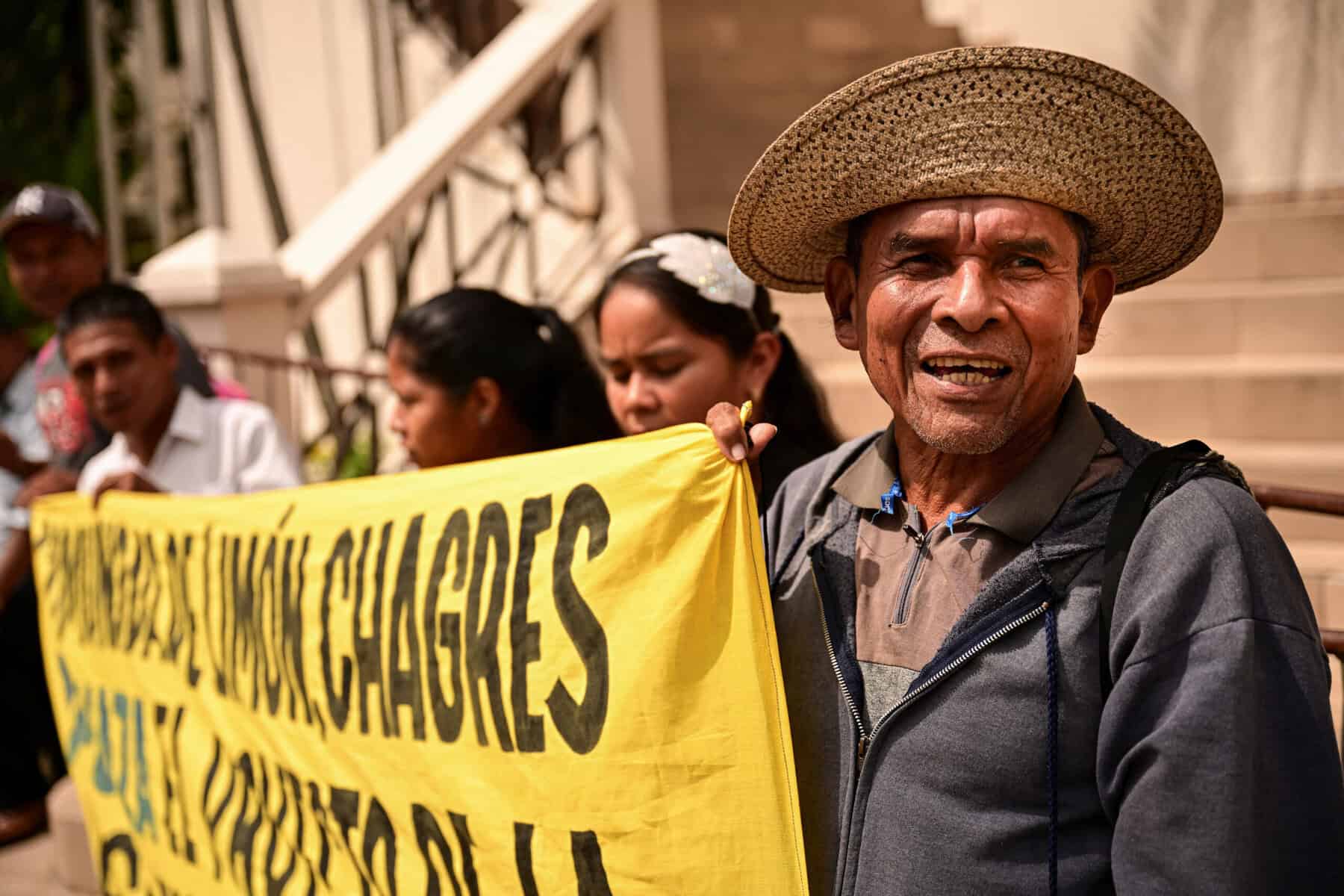 Panama Farmers protest with signs against the Rio Indio reservoir