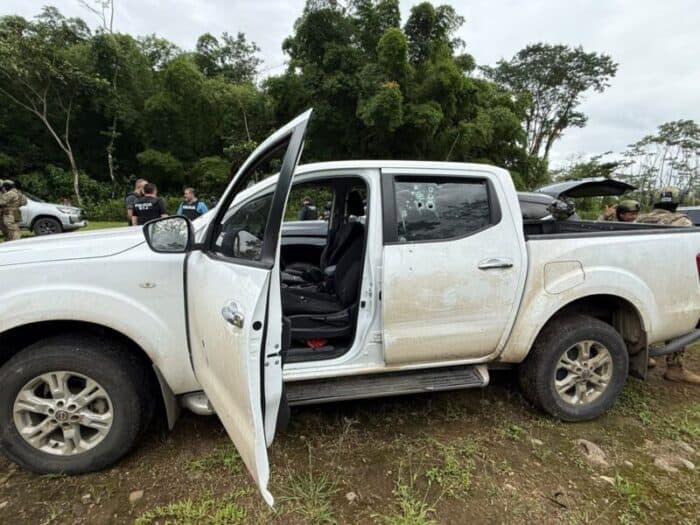 An OIJ vehicle shows bullet damage following the operation in Sarapiquí that led to the capture of Alejandro Arias Monge, alias “Diablo.” Investigators say the case could lead to arrests of police personnel suspected of assisting his organization.