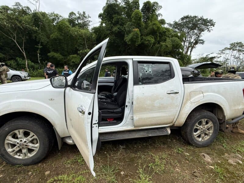 An OIJ vehicle shows bullet damage following the operation in Sarapiquí that led to the capture of Alejandro Arias Monge, alias “Diablo.” Investigators say the case could lead to arrests of police personnel suspected of assisting his organization.