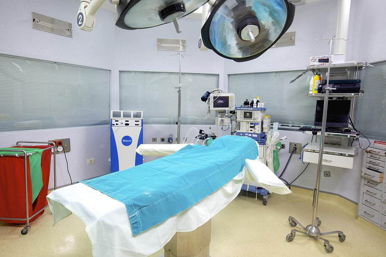 Empty hospital operating room as Costa Rica faces a surgical backlog of more than 199,000 patients.