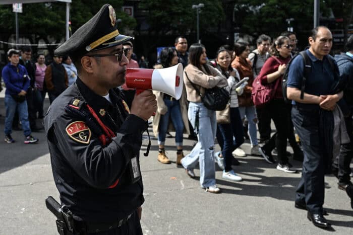People are gven direction after a earthquake in Sourthen Mexico