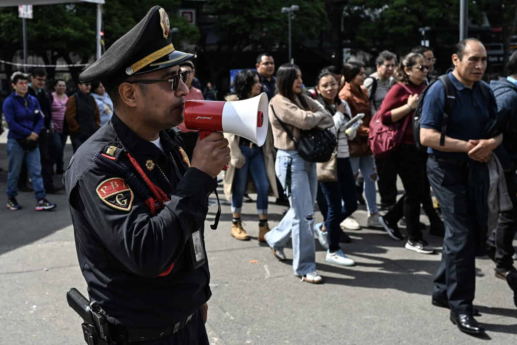 People are gven direction after a earthquake in Sourthen Mexico