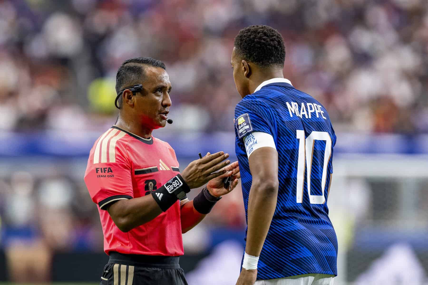 Ivan Arcides Barton Cisneros and Kylian Mbappe of France during the 2026 World Cup match