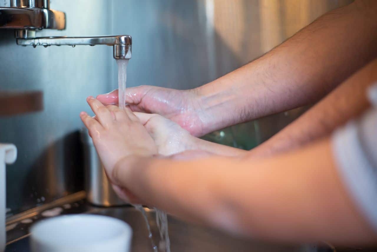 Washing hands to prevent hepatitis outbreak in Costa Rica