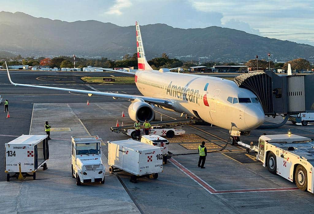 An aircraft at Juan Santamaría International Airport in Alajuela. The airport recorded a sharp rise in incidents involving laser beams pointed toward aircraft.
